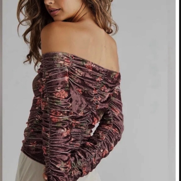 FREE PEOPLE REINA FLORAL OFF SHOULDER LONG SLEEVE FLORAL VELVET TOP SIZE MEDIUM - Picture 2 of 5